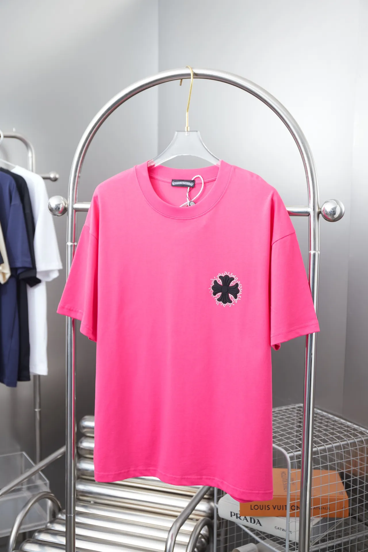 🅿️210 Ch*ome Hearte 25SS early spring new style, thick printed hot diamond short sleeves, light luxury, essential item for daily commuting for men and women, correct version, welcome to compare, detailed features · 320g 100% pure cotton double yarn jersey fabric · Special thickened 32 pieces of double-strand 1X1 threads custom dyed in the same vat · Imported Australian matte pearlescent diamonds ➕ Three-dimensional thick plate Croix heart letters · Double-needle sewing and cross-seam technology · Original main mark, washed tag, brand moisture-proof paper packaging Color: black/white/rose red/blue Size: S/M/L/XL